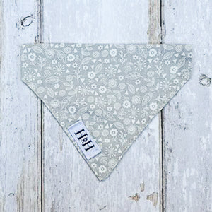 HETTY AND HUXLEY GREY FLORAL BANDANA XSMALL