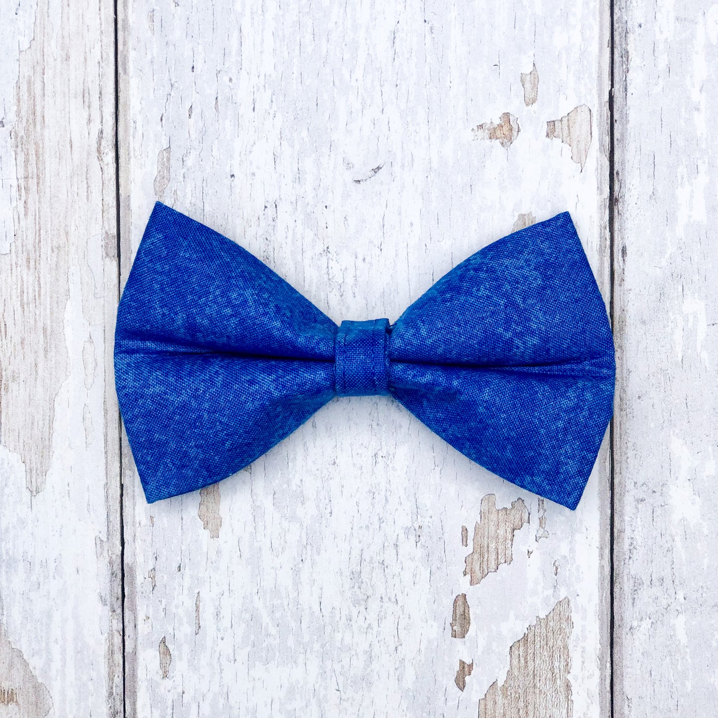 HETTY AND HUXLEY BLUE SKY PET BOW TIE SIZE MEDIUM