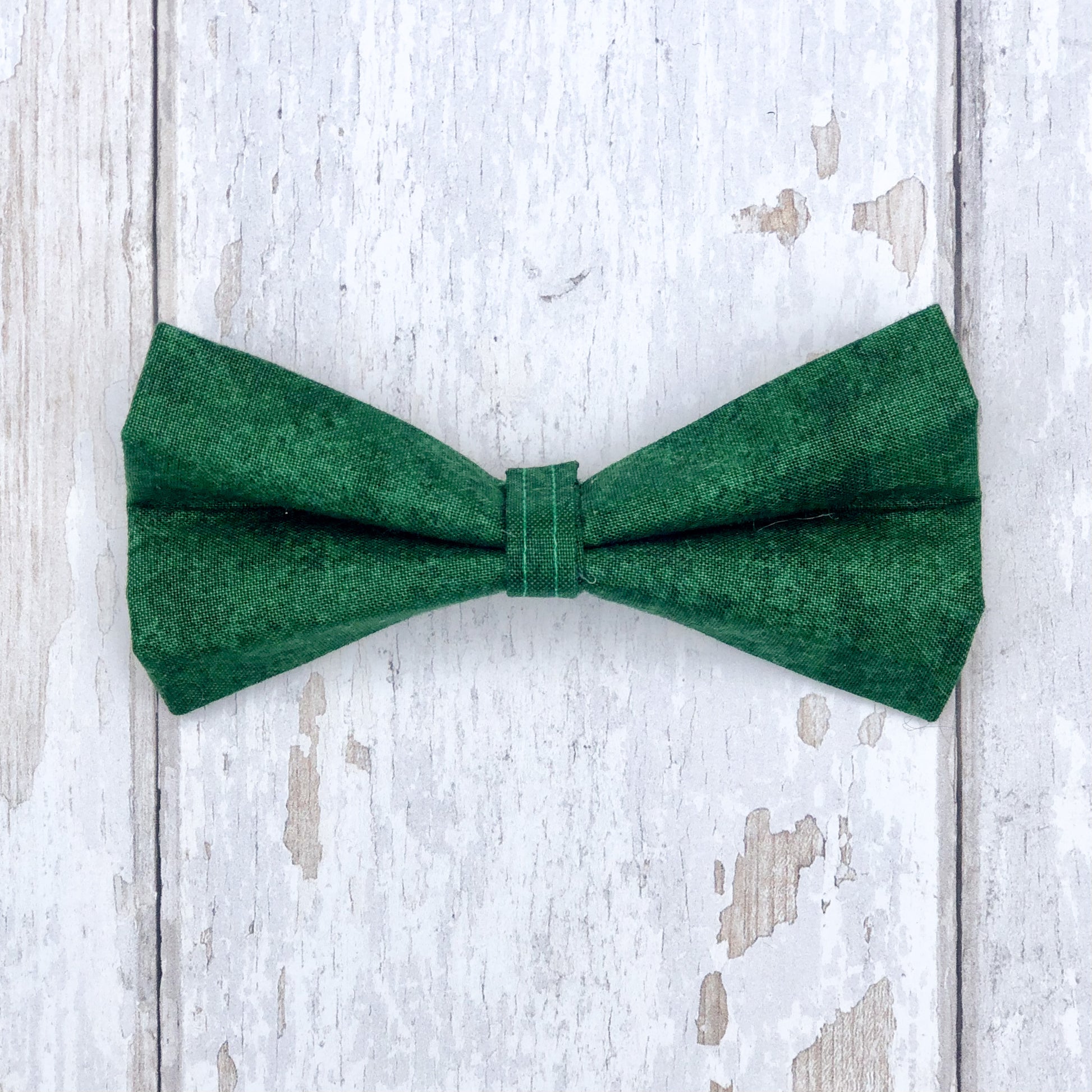 HETTY AND HUXLEY FOREST GREEN MEDIUM BOW TIE