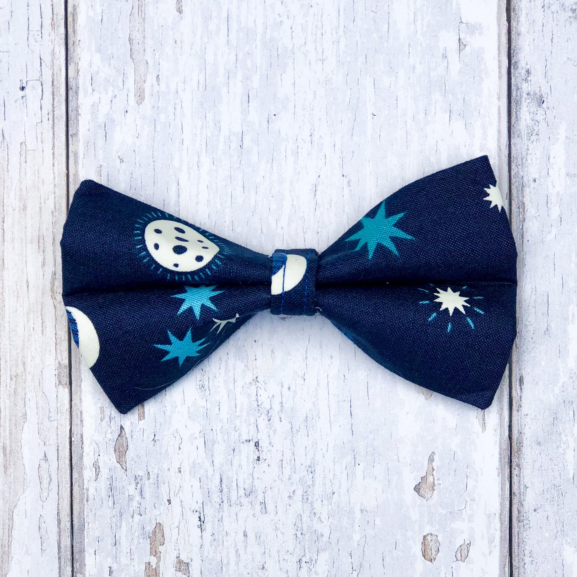 HETTY AND HUXLEY MOONS AND STARS MEDIUM BOW TIE