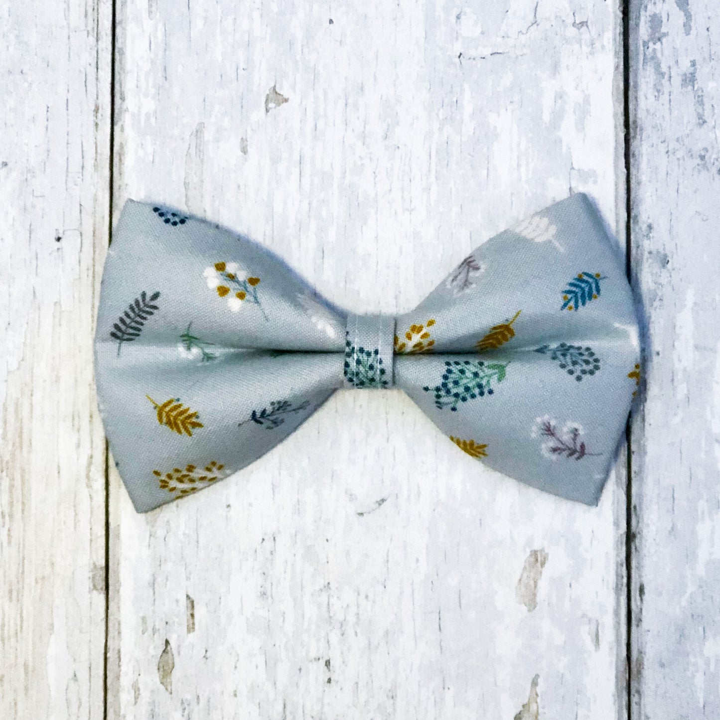 HETTY AND HUXLEY SPRING SPRIG BOW TIE MEDIUM