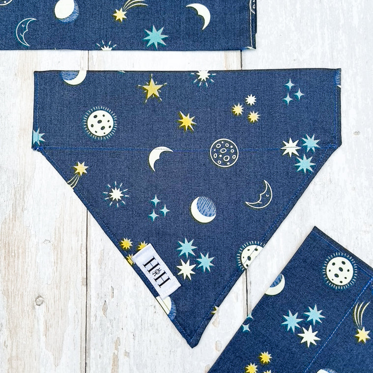 HETTY AND HUXLEY MOONS AND STARS GLOW IN THE DARK BANDANA